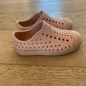 Native Slip On Shoe Girls Blush Size 9